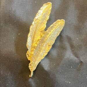 Vintage 1970’s Double feather gold tone